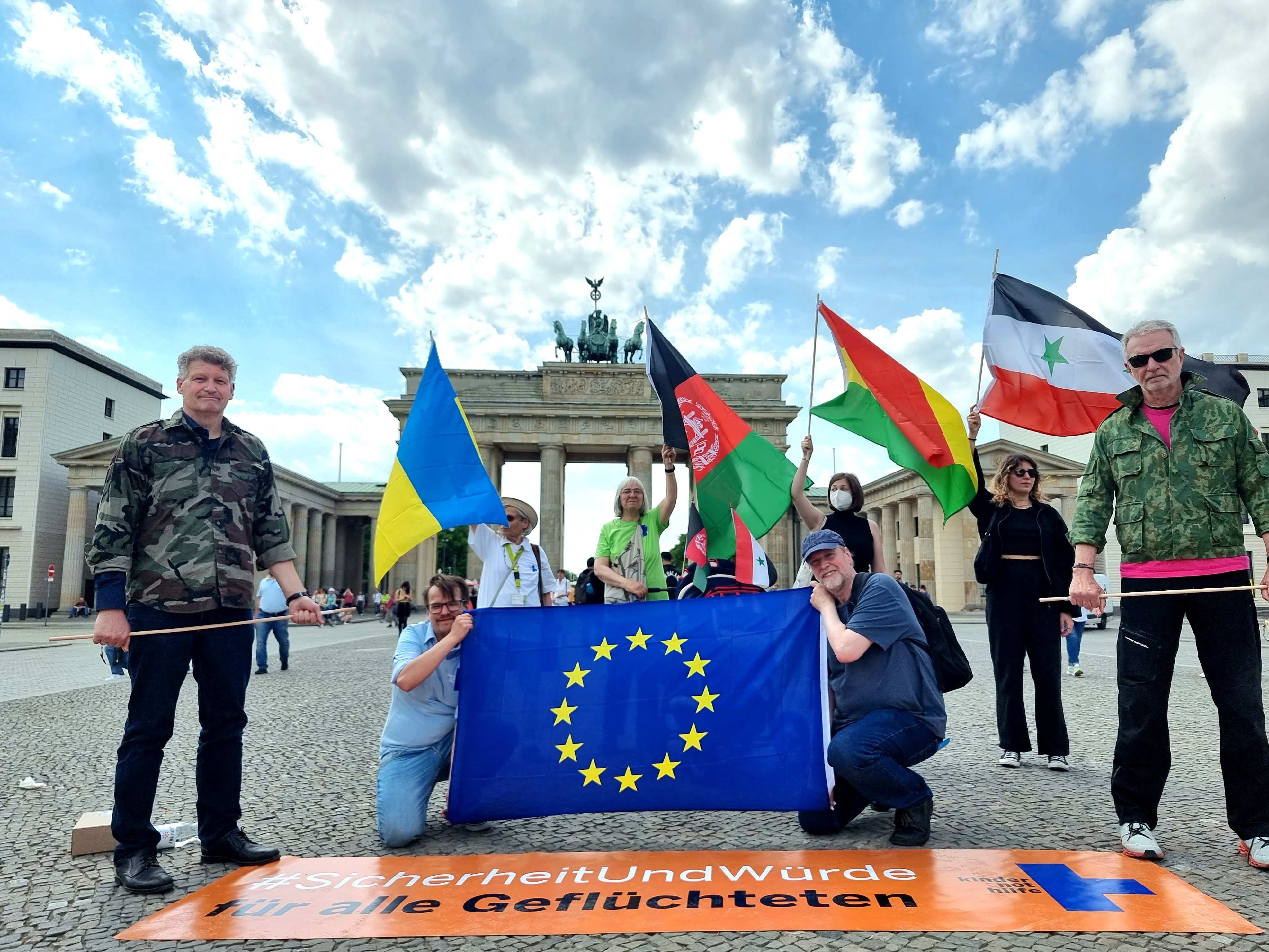 #SicherheitundWürde: Demonstration für alle geflüchteten Kinder am Pariser Platz in Berlin  Foto: Kindernothilfe