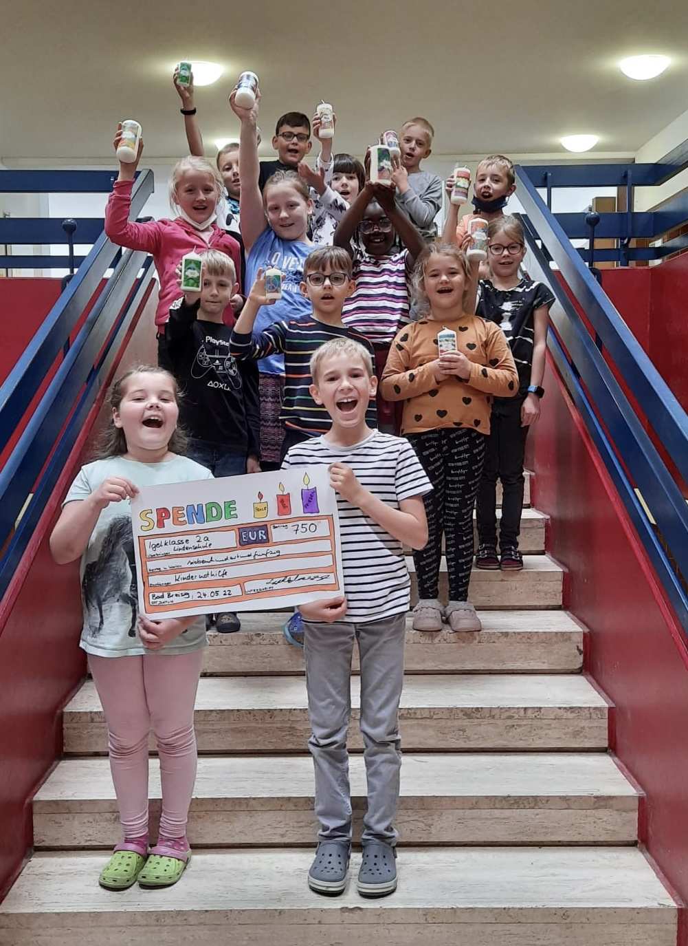Kinder der Igelklasse 2a der Lindenschule bastelten Friedenskerzen und Karten (Foto: privat) 