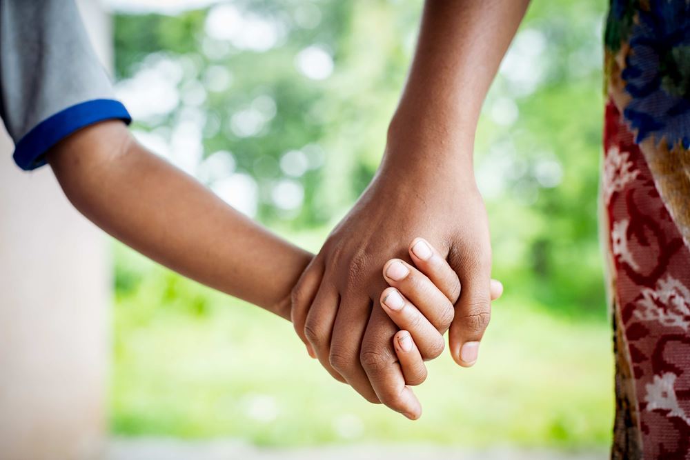 Zwei Kinder gehen Hand in Hand Nahaufnahme der Händer (Quelle: Jakob Studnar) Zwei Kinder gehen Hand in Hand Nahaufnahme der Händer (Quelle: Jakob Studnar)