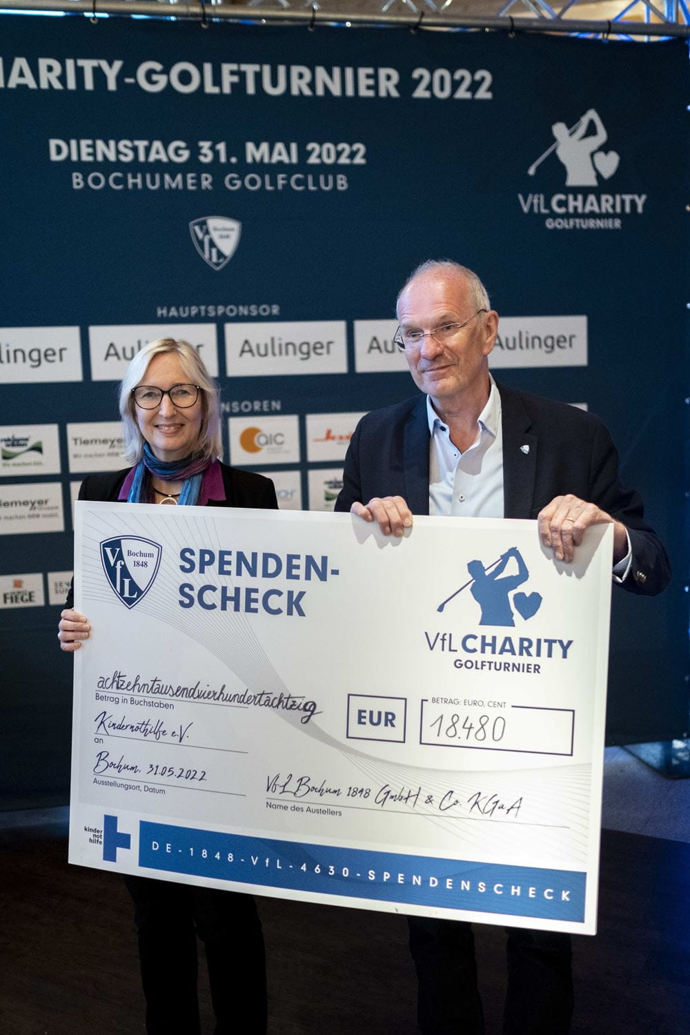 Scheckübergabe Bochum Charity Golf Turnier Foto: Martin Bondzio