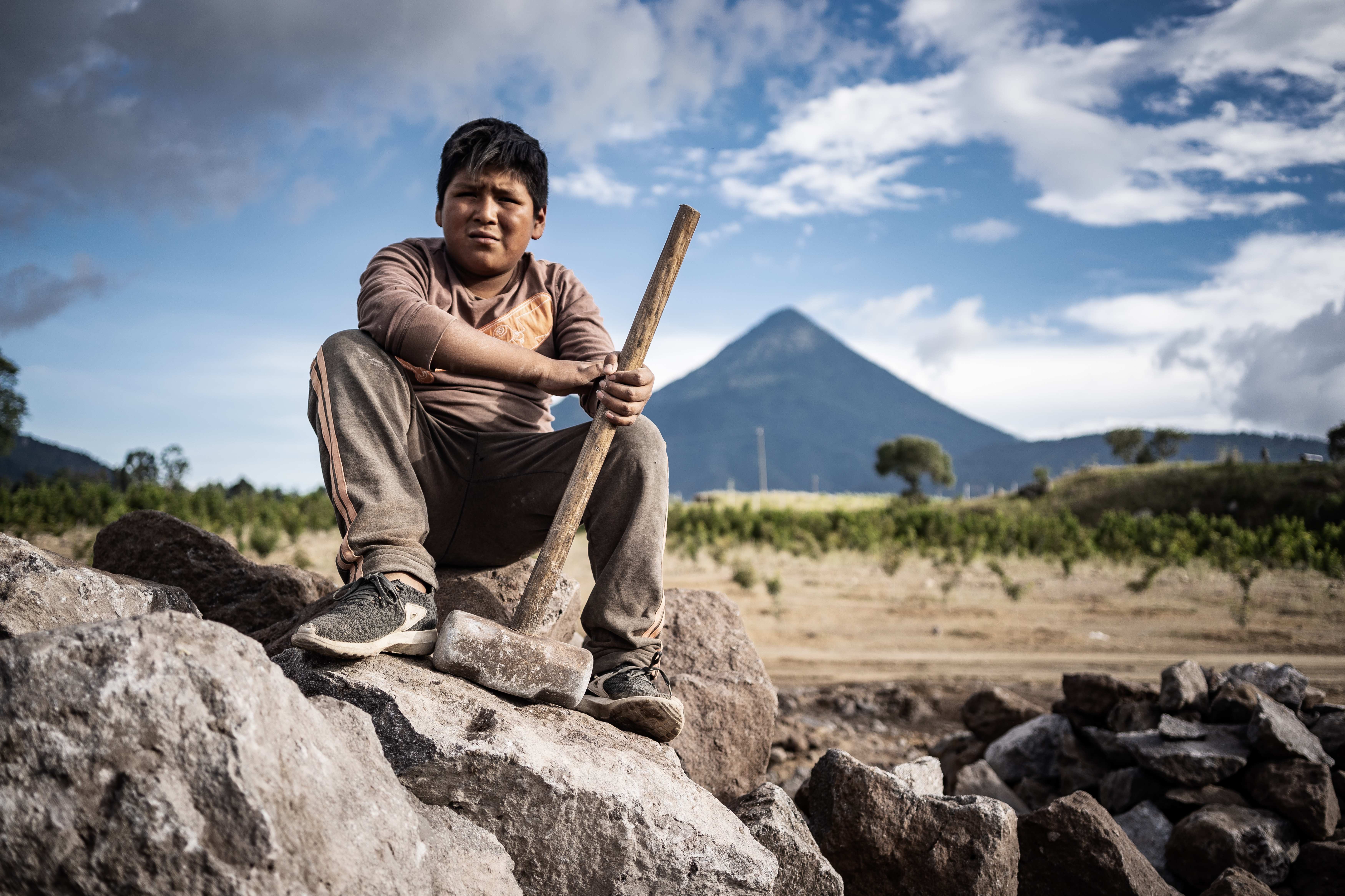 Junge arbeitet im Steinbruch (Quelle: Jakob Studnar) Junge arbeitet im Steinbruch (Quelle: Jakob Studnar)