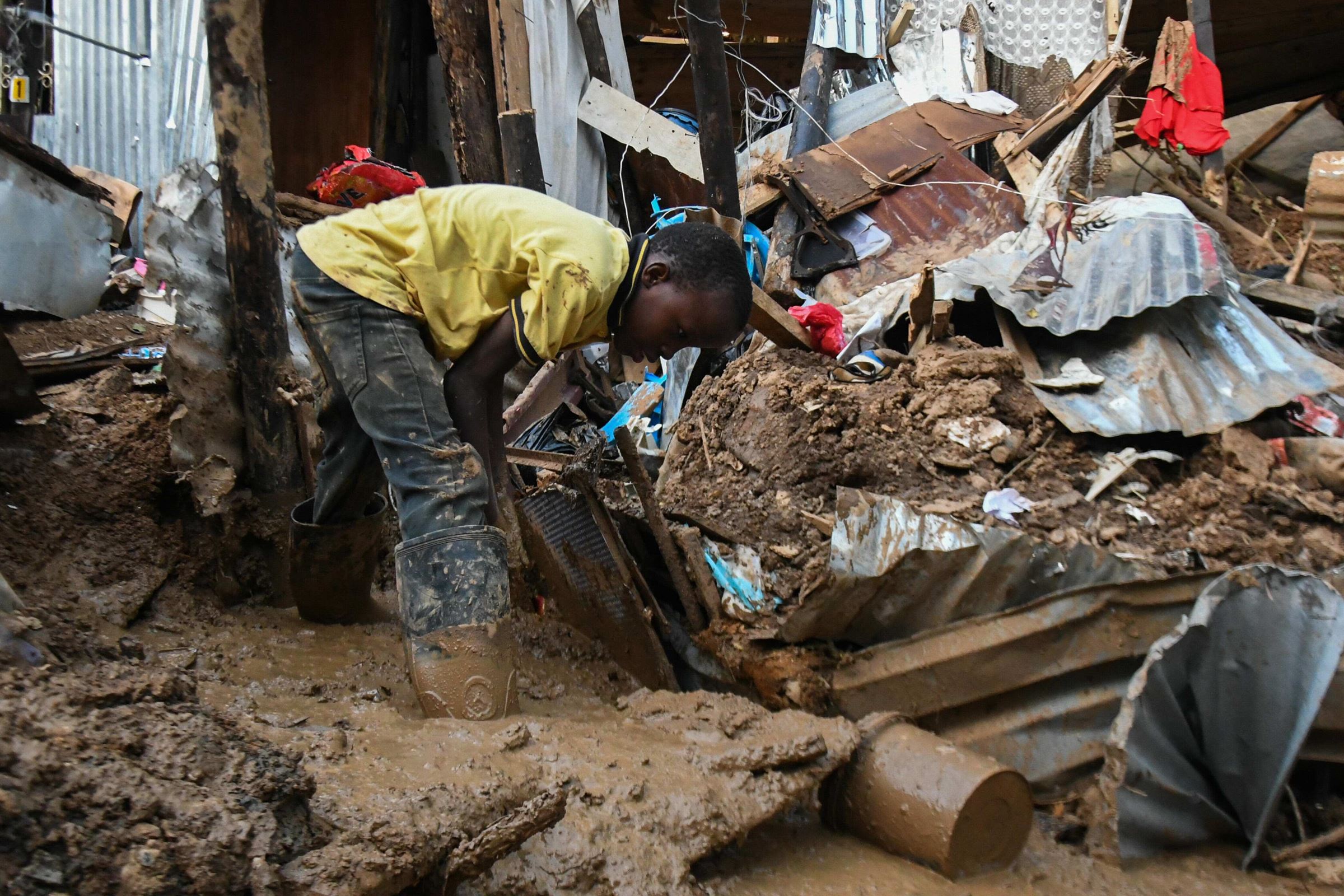 Ein Junge steht nach den heftigen Regenfällen in der Region Durban in Südafrika in den Trümmern eines Hauses (Quelle: Imago/Darren Stewart) Ein Junge steht nach den heftigen Regenfällen in der Region Durban in Südafrika in den Trümmern eines Hauses (Quelle: Imago/Darren Stewart)