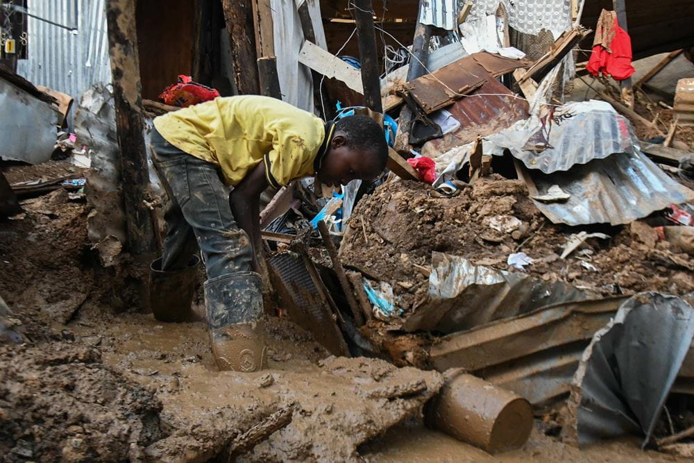 Ein Junge steht nach den heftigen Regenfällen in der Region Durban in Südafrika in den Trümmern eines Hauses (Quelle: Imago/Darren Stewart) Ein Junge steht nach den heftigen Regenfällen in der Region Durban in Südafrika in den Trümmern eines Hauses (Quelle: Imago/Darren Stewart)