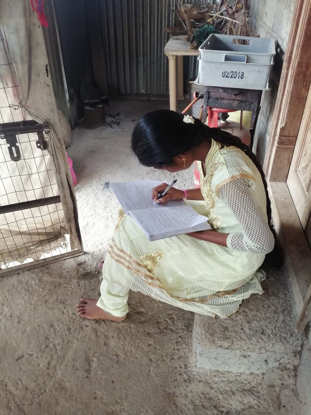 Ein Mädchen aus Indien lernt zu Hause, da die Schule geschlossen ist. (Quelle: Kindernothilfe-Partner)