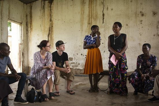 Journalistin Katharina Nickoleit mit Sohn Tim bei einer Kinderrechtsgruppe in Malawi (Quelle: Christian Nusch)