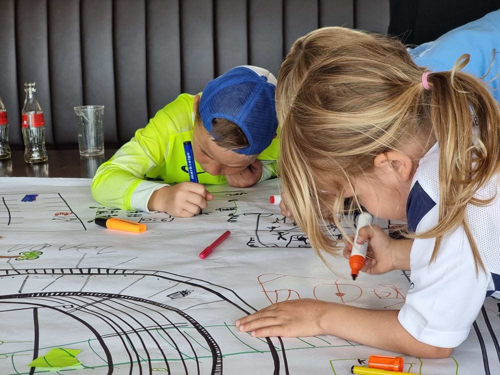 Kinder malen beim Aktionstag "Kinderfreundliches Stadion" beim VfL Bochum 1848 Kinder malen beim Aktionstag "Kinderfreundliches Stadion" beim VfL Bochum 1848