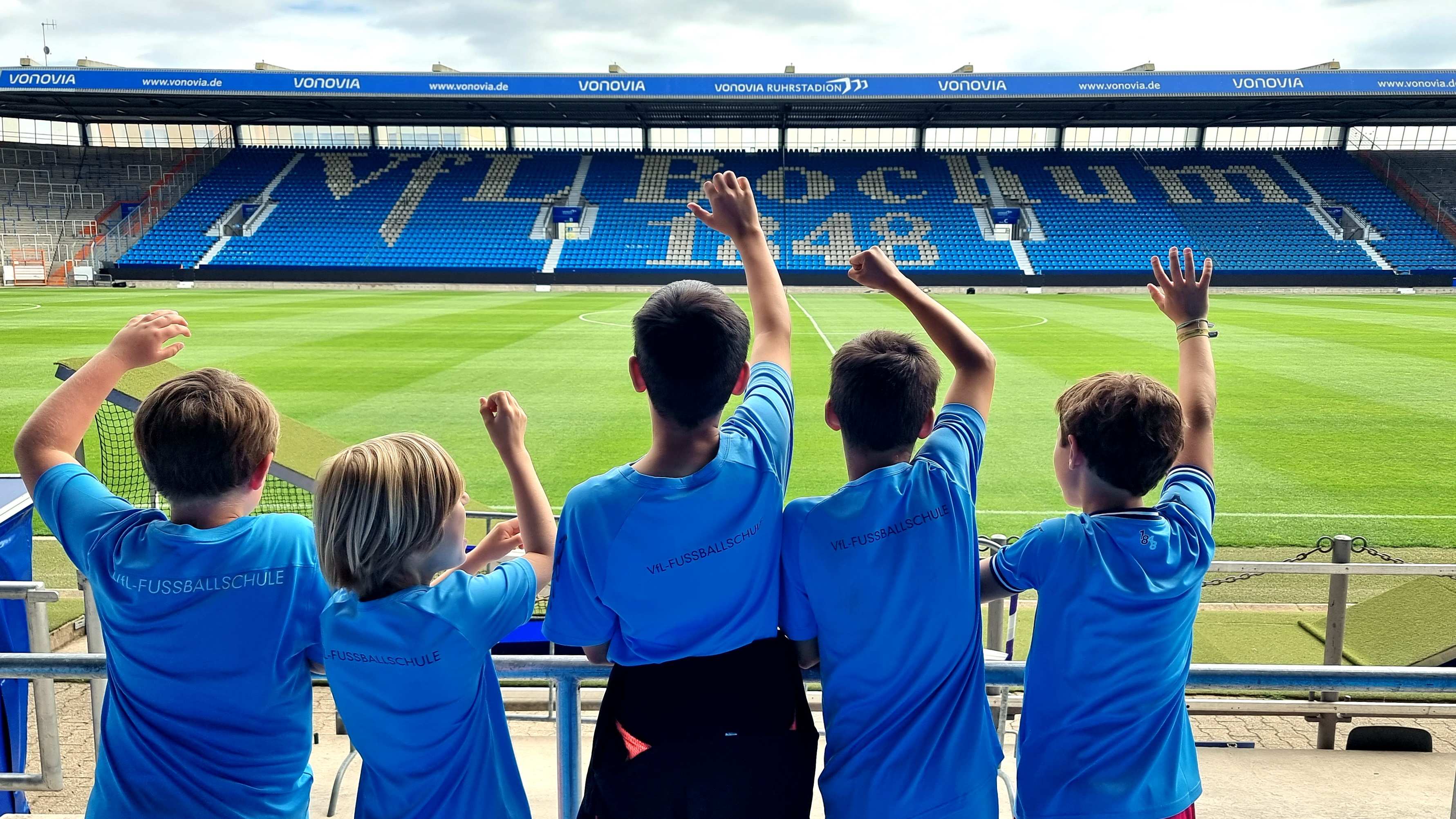 Kinder jubeln im Stadion beim Aktionstag "Kinderfreundliches Stadion" beim VfL Bochum 1848 Foto: Kindernothilfe 