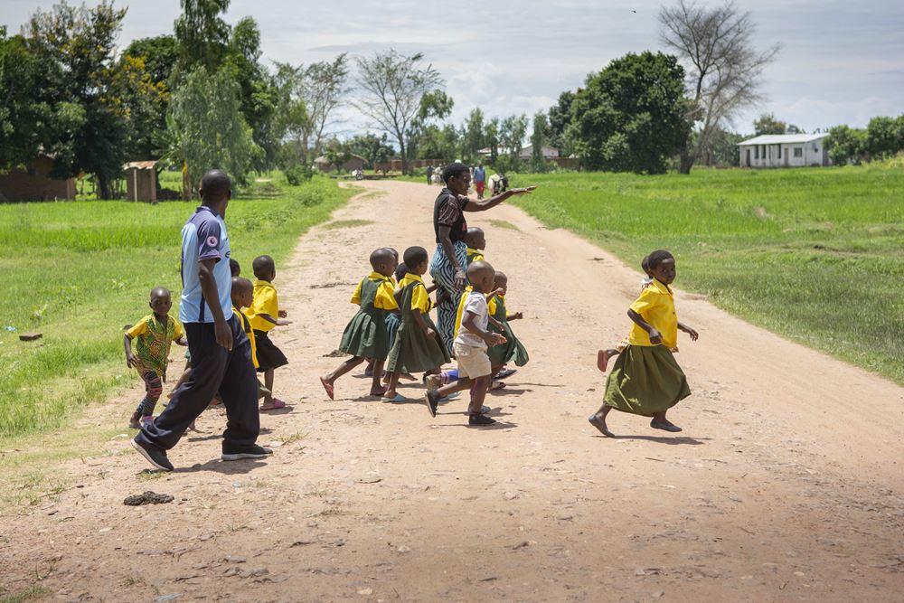 Die Kinder der Vorschule lernen, wie man eine Straße überquert (Quelle: Christian Nusch)