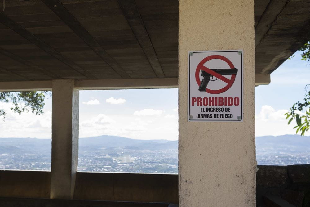 Aussichtspunkt auf San Pedro Sula: An einem Pfeiler prangt ein Schild, das Waffen verbietet (Quelle: Christian Nusch) Aussichtspunkt auf San Pedro Sula: An einem Pfeiler prangt ein Schild, das Waffen verbietet (Quelle: Christian Nusch)