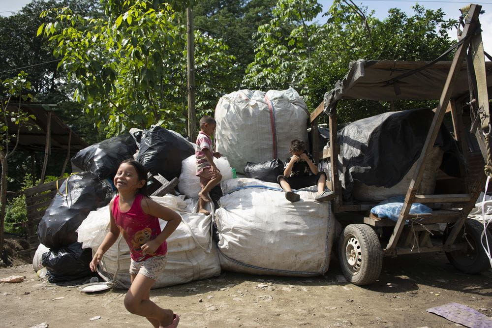 San Pedro Sula: Kinder toben auf großen Müllsäcken herum (Quelle: Christian Nusch)