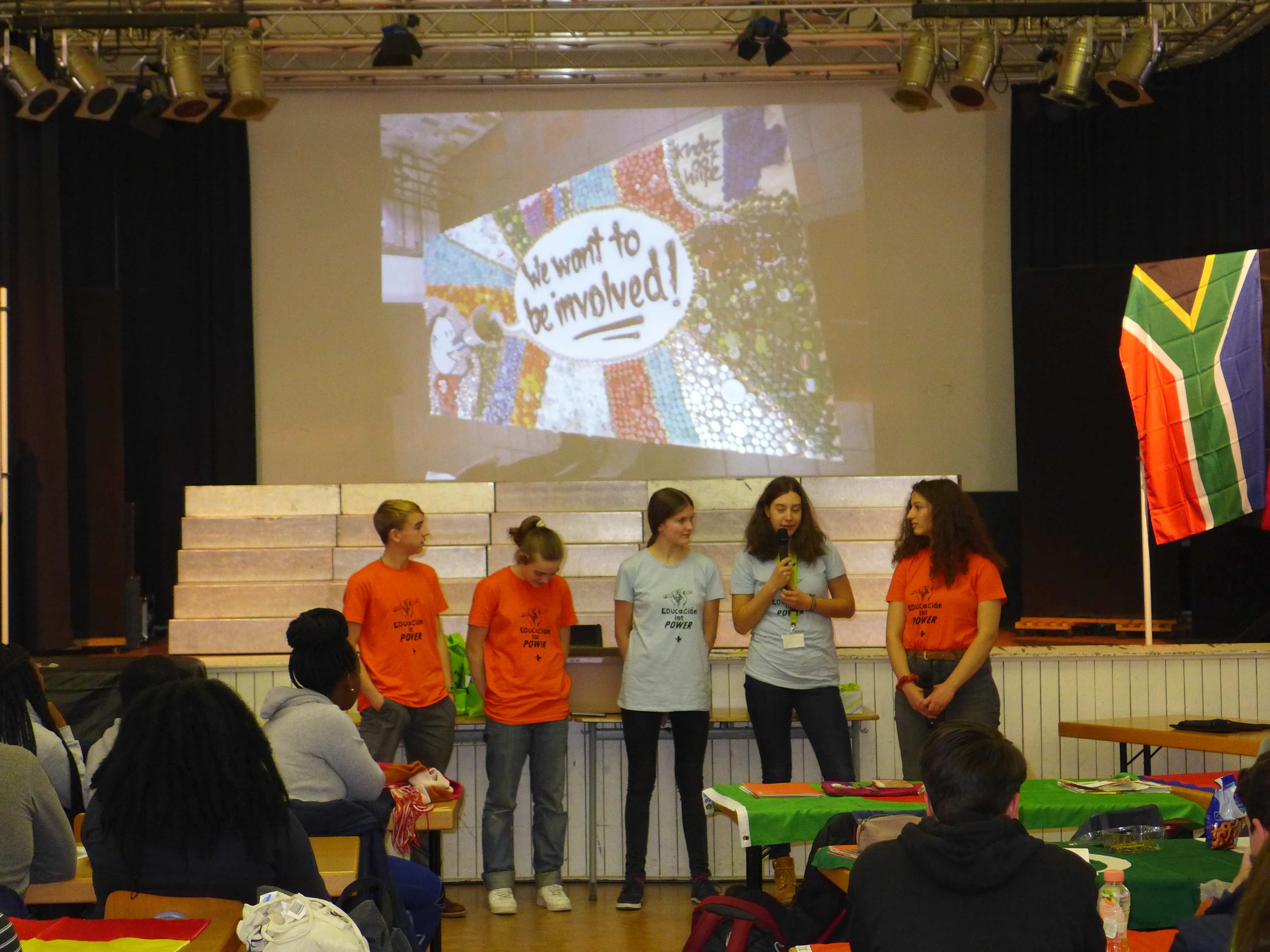 TN der internationalen Jugendkonferenz berichten ihren Mitschülern vom Andreasgymnasium Berlin von den Erlebnissen  der Konferenz