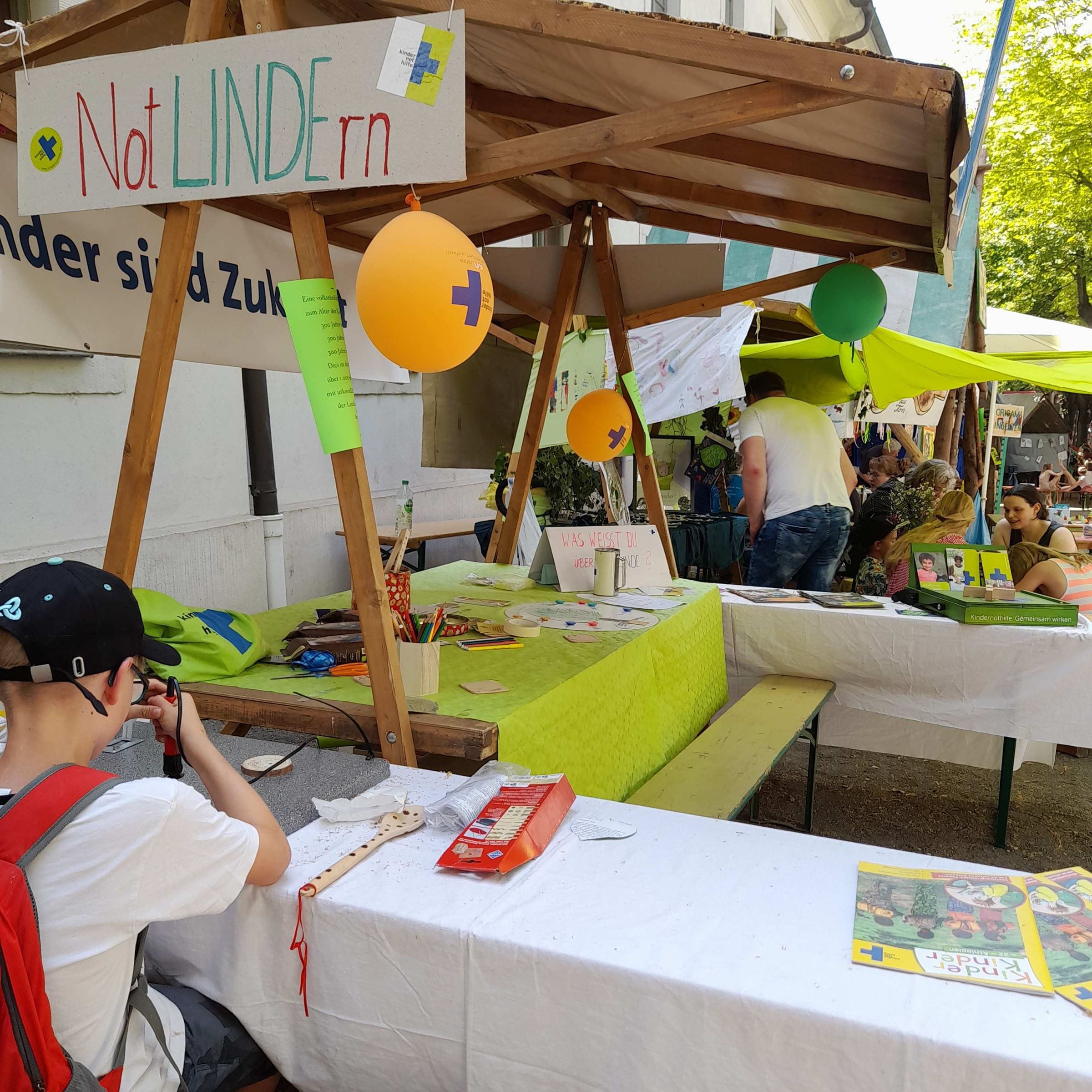 Der Stand des Kindernothilfe-Arbeitskreises Halle beim Lindenblütenfest (Quelle: privat) Der Stand des Kindernothilfe-Arbeitskreises Halle beim Lindenblütenfest (Quelle: privat)