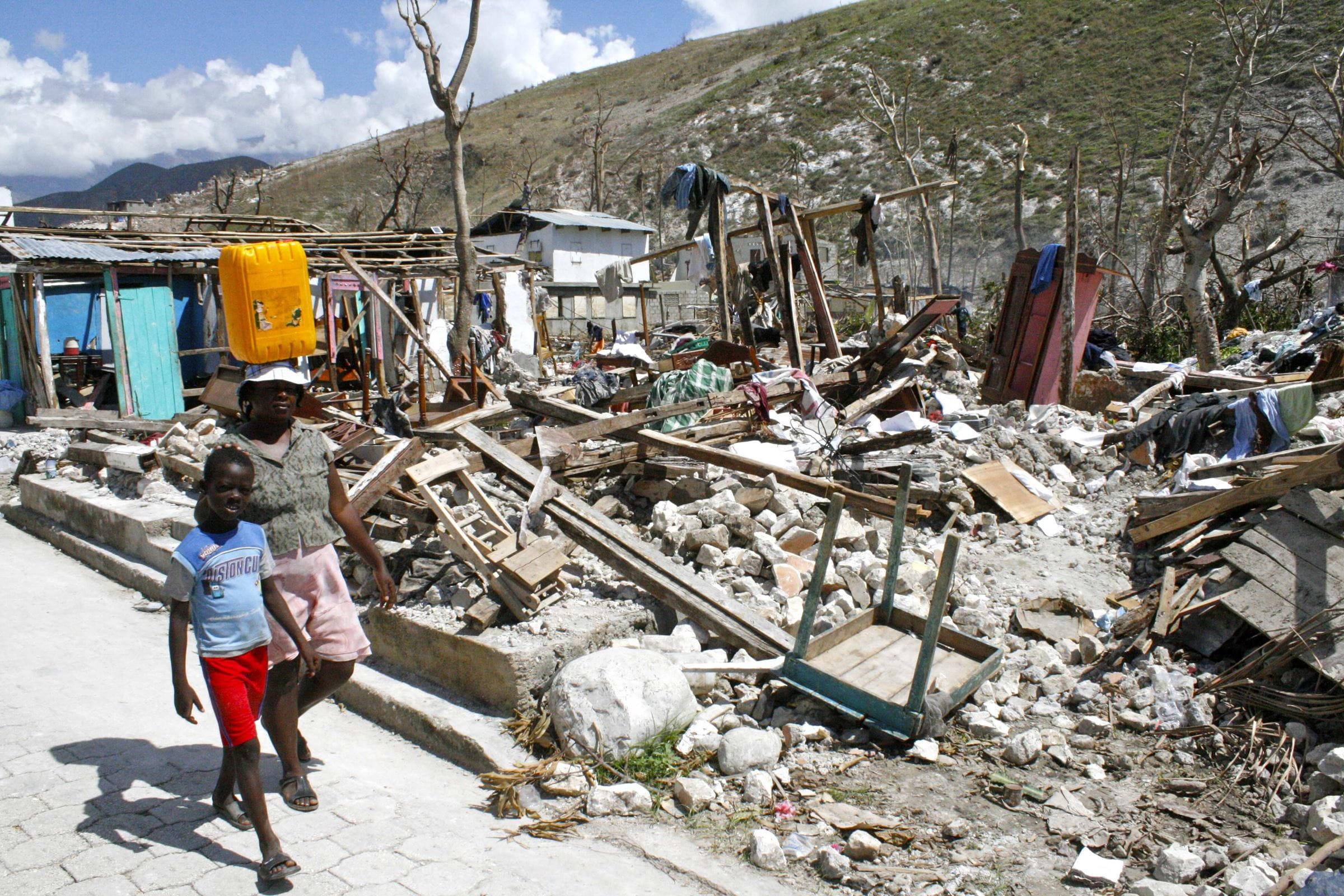Zerstörte Landschaften und Häuser in Haiti durch den damaligen Hurrikan. Foto: Kindernothilfe