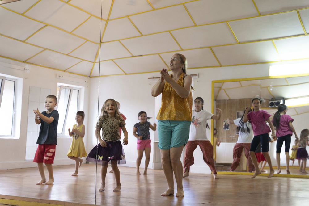Eine Tanzlehrerin hilft den Kindern, sich bei lauter Musik auf dem ausgebauten Dachboden des Projekts auszutoben (Quelle: Christian Nusch) Eine Tanzlehrerin hilft den Kindern, sich bei lauter Musik auf dem ausgebauten Dachboden des Projekts auszutoben (Quelle: Christian Nusch)