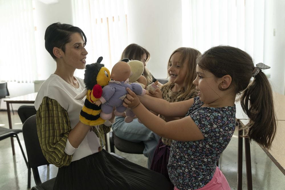 Bianca Marin arbeitet mit den Kindern ihre Erlebnisse während ihrer Flucht auf (Quelle: Christian Nusch) Bianca Marin arbeitet mit den Kindern ihre Erlebnisse während ihrer Flucht auf (Quelle: Christian Nusch)