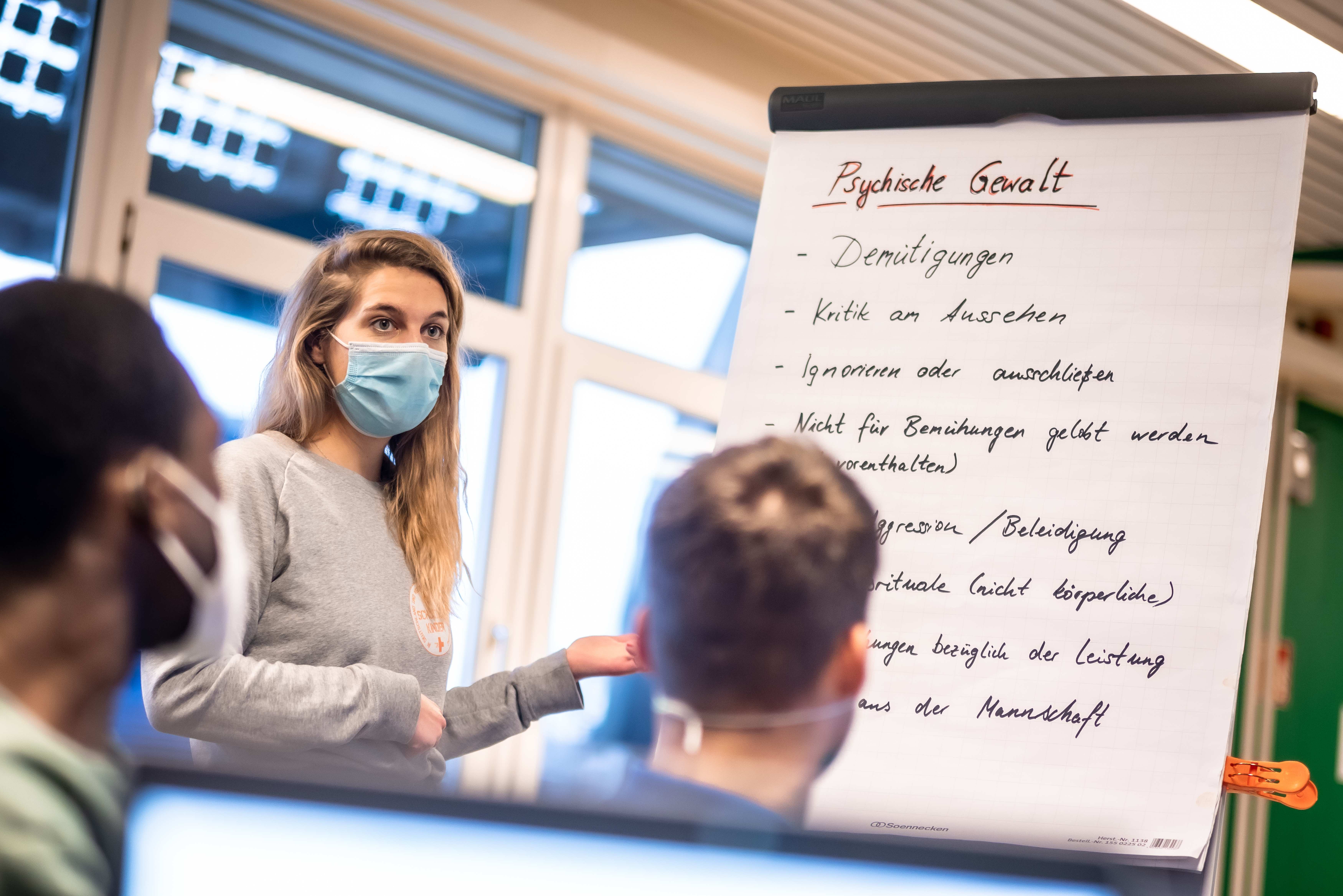 Janina Jaspers beteiligt Kinder und Jugendliche bei Sportvereinen an der Erstellung einer Kinderschutzpolicy (Quelle: Jakob Studnar)