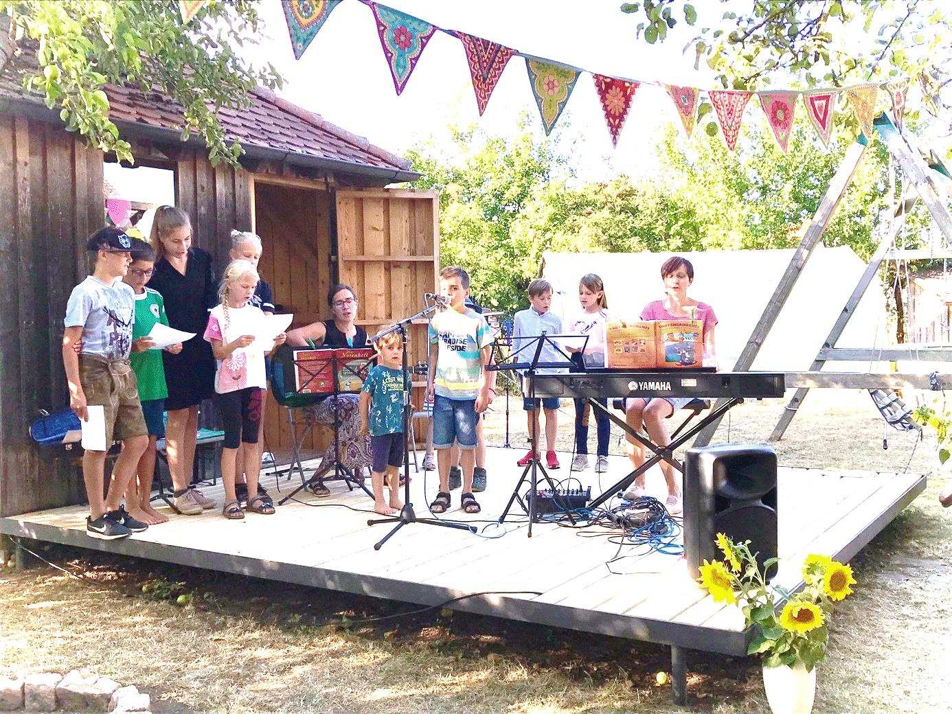 Kinder musizieren und singen beim Benefizkonzert in Raitenbuch (Quelle: Bastian Wittmann)