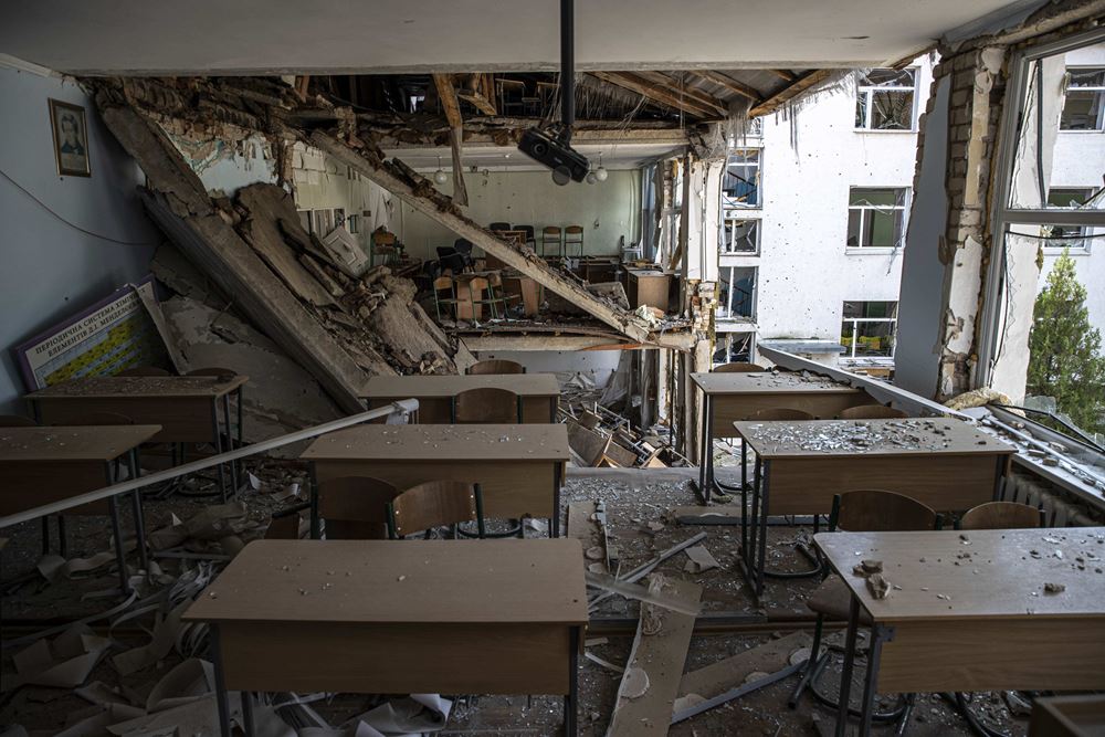Ein zerstörtes Klassenzimmer in Orikhiv, Ukraine (Quelle: Metin Aktas / Anadolu Agency)
