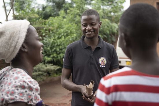 Sozialarbeiter Johane im Gespräch mit Blaze und ihrer Mutter Mevis - alle lachen (Quelle: Christian Nusch) Platzhalterbild