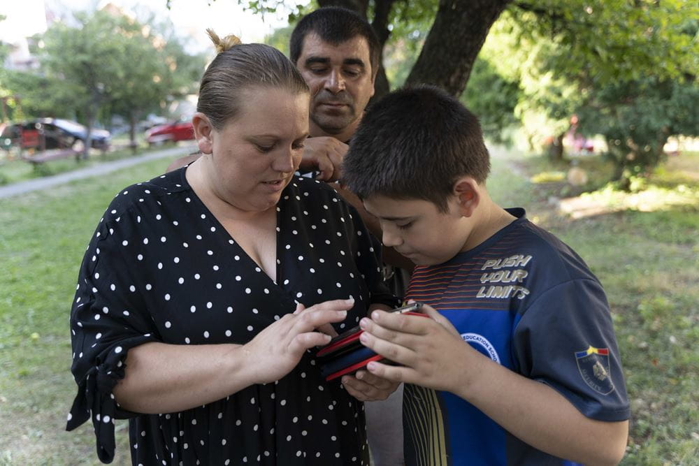 Per Handy bleibt die Familie mit denen in Kontakt, die in Odessa geblieben sind (Quelle: Christian Nusch) Per Handy bleibt die Familie mit denen in Kontakt, die in Odessa geblieben sind (Quelle: Christian Nusch)