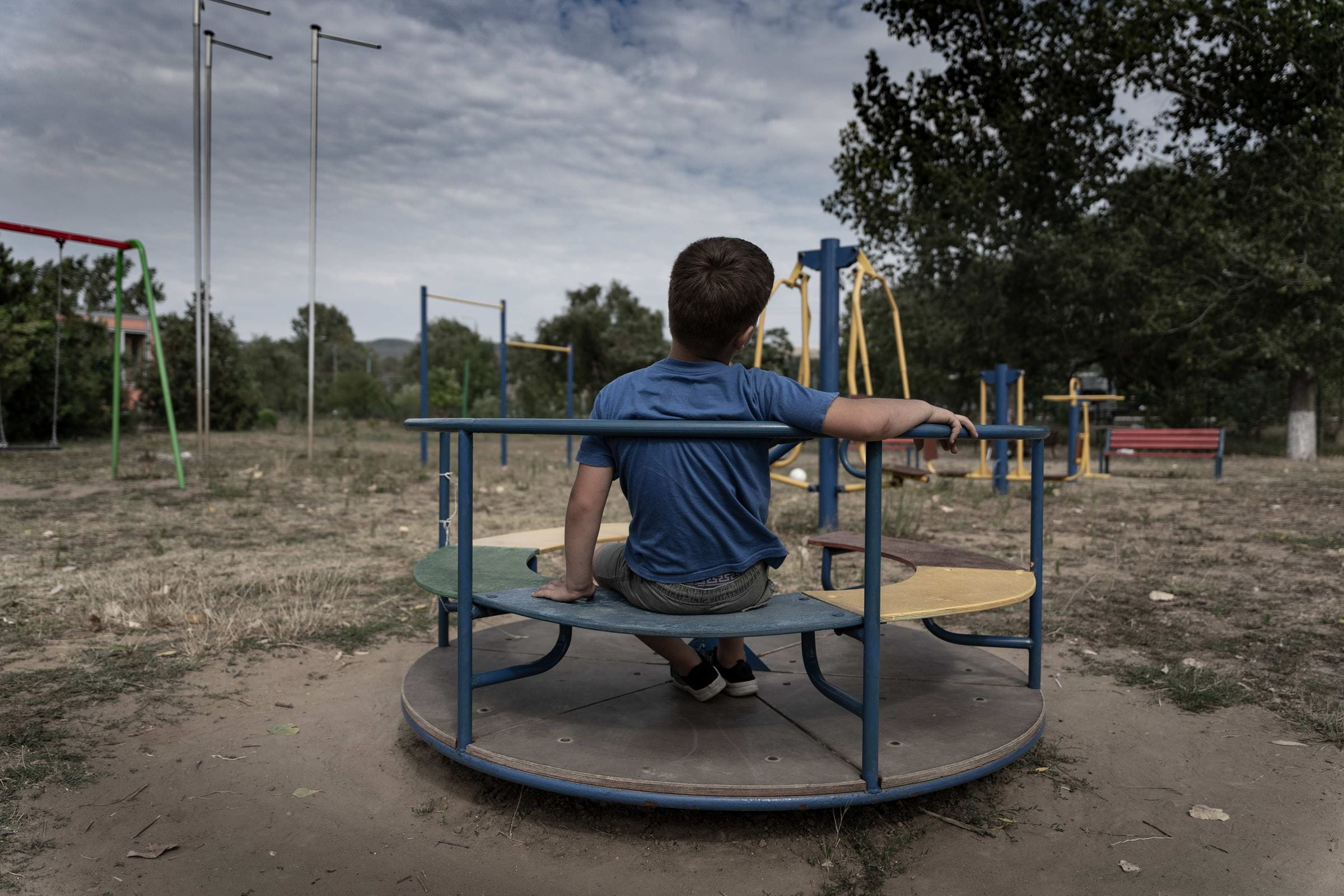 Junge auf einem Karussell auf dem Projektspielplatz in Nisporeni/Moldau (Quelle: Christian Nusch)