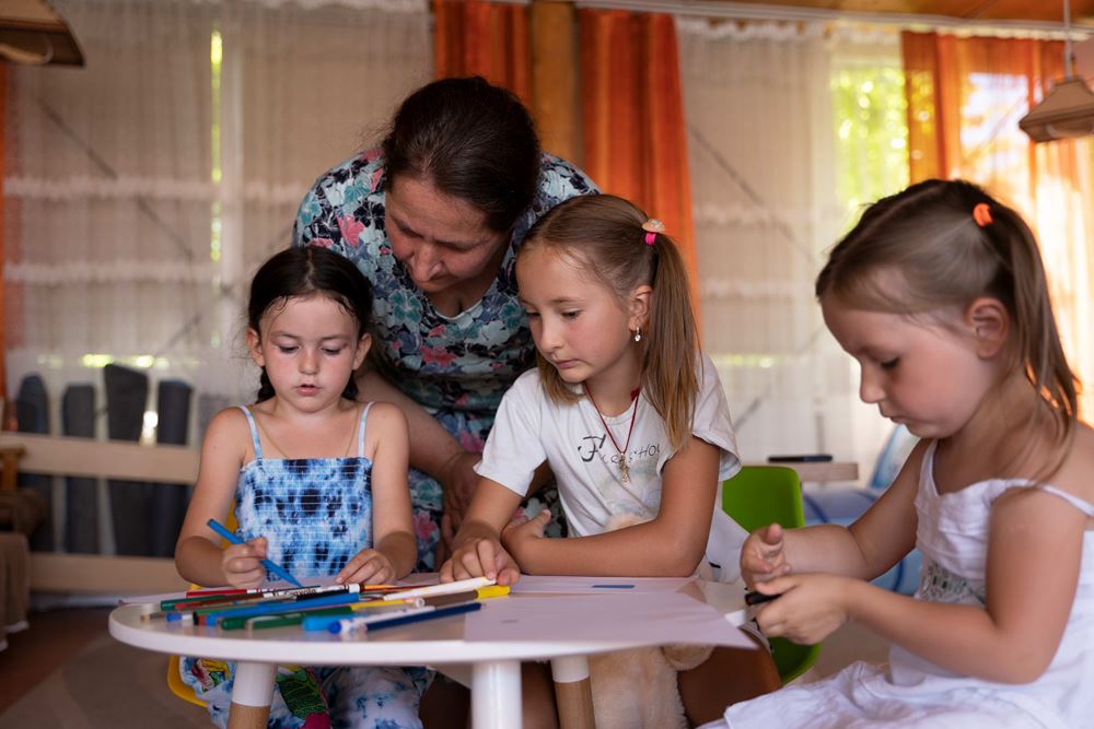 Veronika Mocan, Projektleiterin des Multifunktionszentrums von CONCORDIA Sozialprojekte, kümmert sich liebevoll um die ukrainischen Mädchen (Quelle: Christian Nusch)