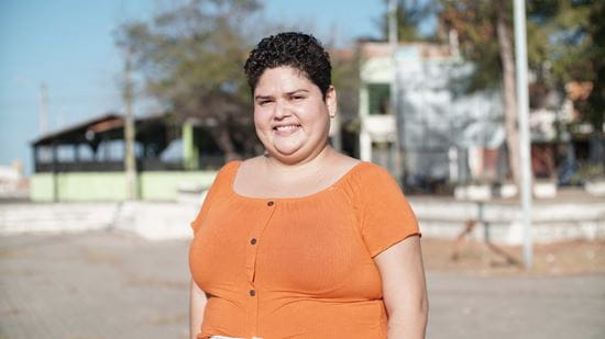 Francisca Evelyne Carneiro Lima, Projektmitarbeiterin in Brasilien, lacht in die Kamera (Quelle: Projektpartner) Francisca Evelyne Carneiro Lima, Projektmitarbeiterin in Brasilien, lacht in die Kamera (Quelle: Projektpartner)
