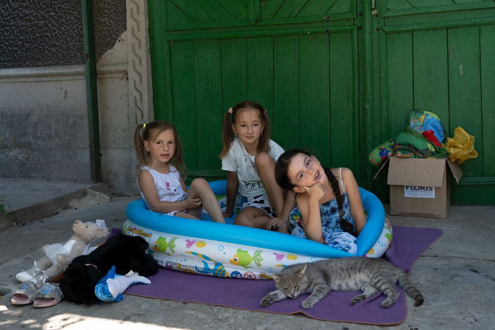 Drei Mädchen spielen in einem Swimmingpool ohne Wasser (Quelle: Christian Nusch)
