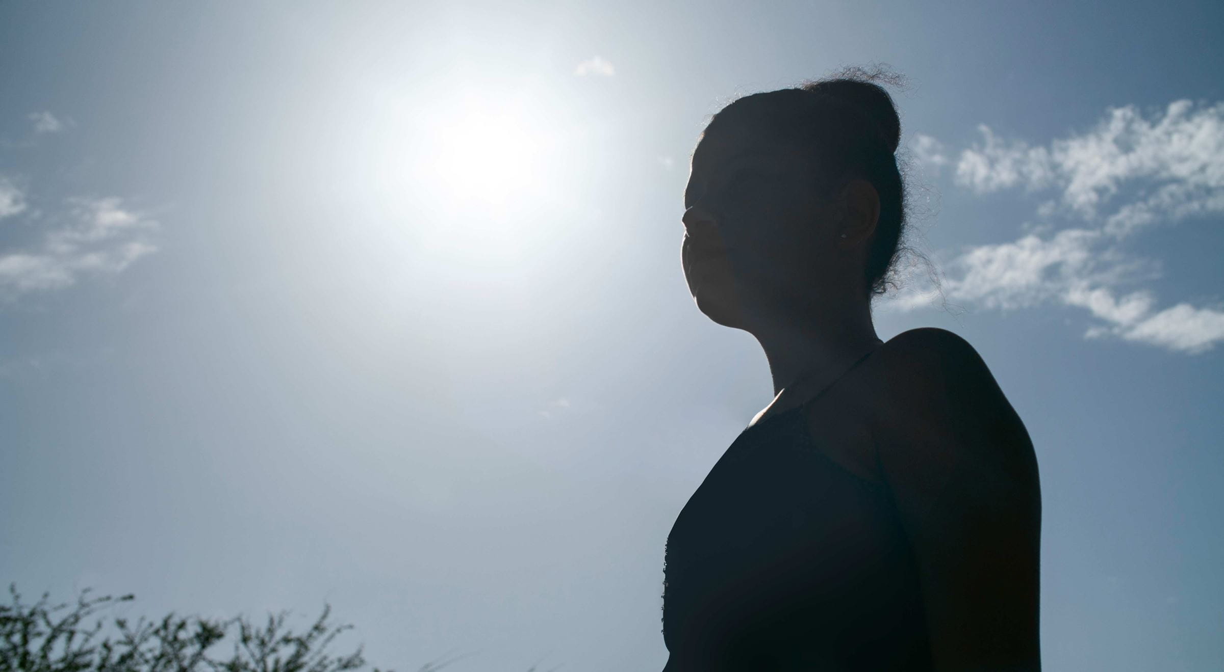 Gegenlichtaufnahme eines Mädchens, das nur schemenhaft zu erkennen ist, vor blauem Himmel (Quelle: Projektpartner) Gegenlichtaufnahme eines Mädchens, das nur schemenhaft zu erkennen ist, vor blauem Himmel (Quelle: Projektpartner)