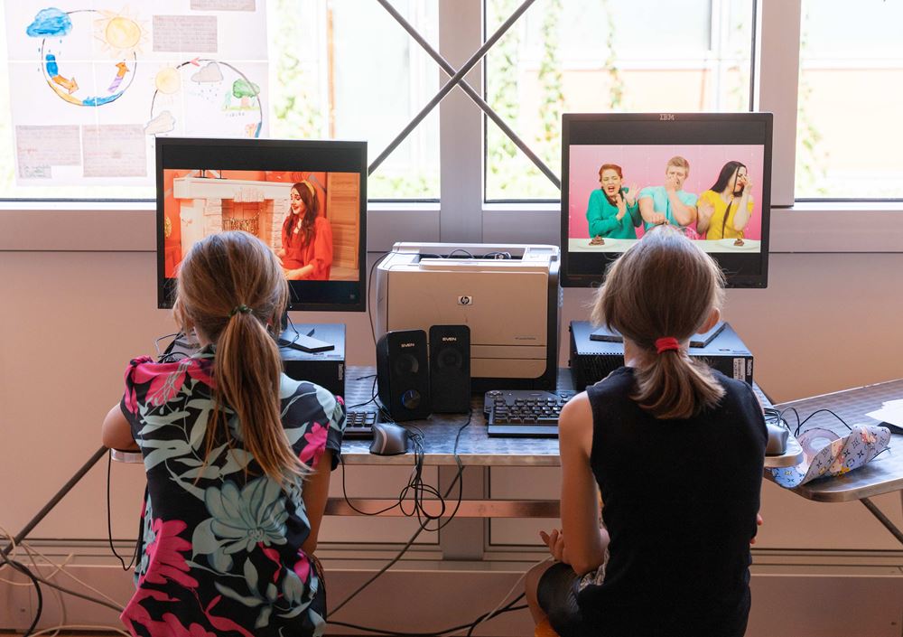 Zwei Mädchen an den PCs im Multifunktionszentrum (Quelle: Christian Nusch) Zwei Mädchen an den PCs im Multifunktionszentrum (Quelle: Christian Nusch)