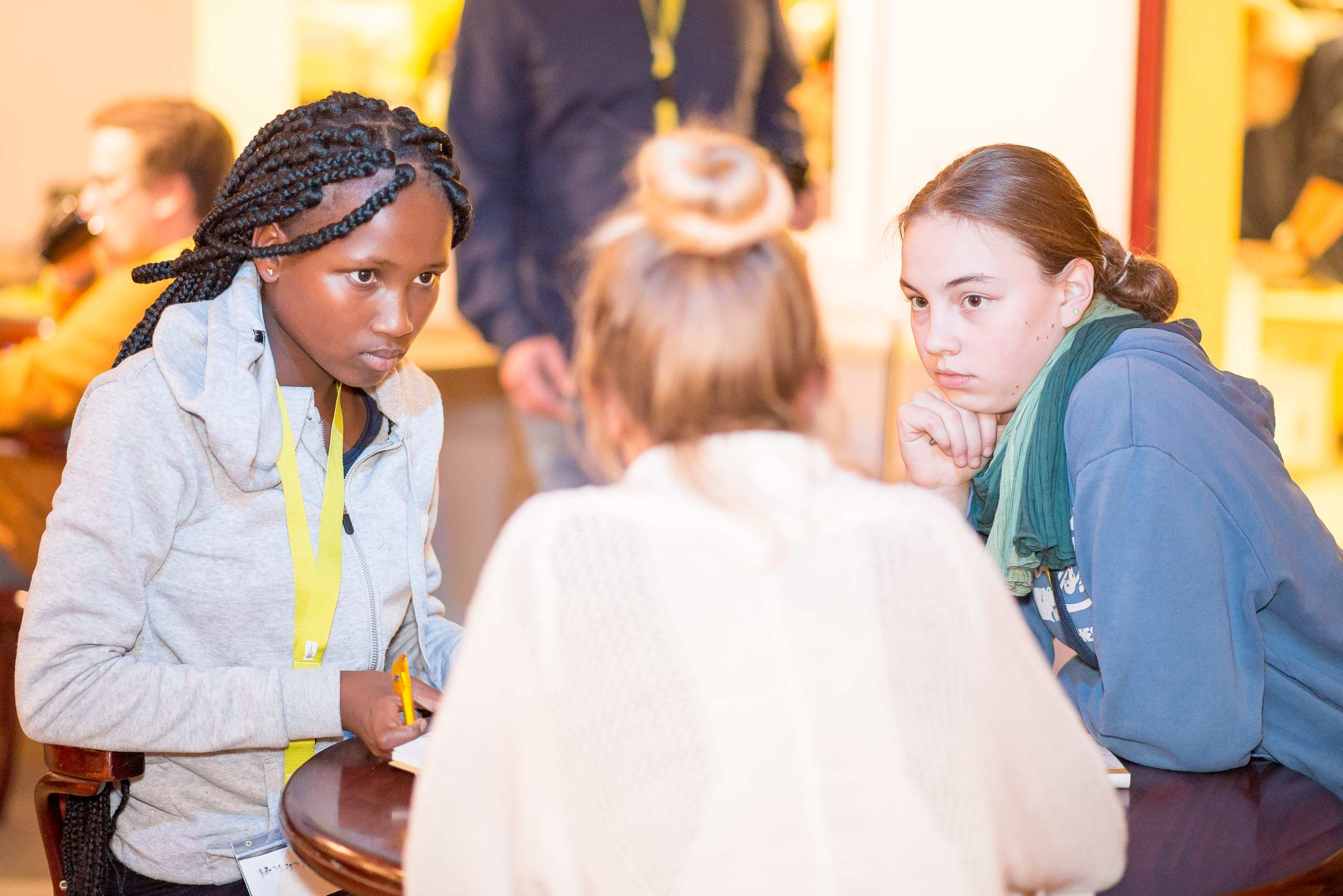 Jugendliche sprechen bei der Jugendkonferenz über weltweite Probleme, Foto: Kindernothilfe