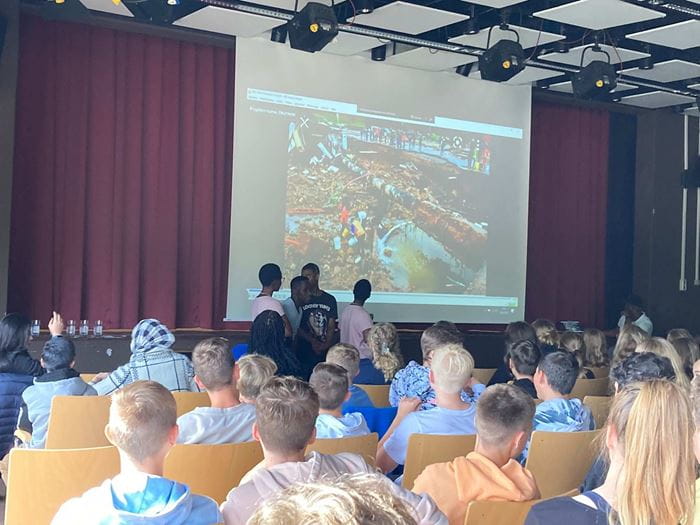 Schultour der Jugendlichen aus Pakistan und Südafrika im Alstergymnasium Henstedt-Ulzburg