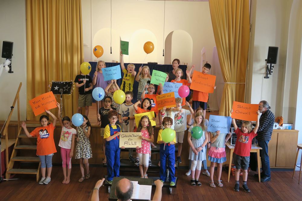 Düsseldorf-Urdenbach: Die Klasse 4b der Grundschule Düsseldorf-Urdenbach führt das Robinson-Musical der Kindernothilfe auf (Quelle: Jochen Arnold)