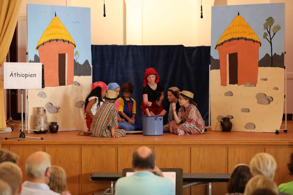 Robinson-Musical: Robinson bei den Straßenkindern in Brasilien (Quelle: Ralf Krämer) Robinson-Musical: Robinson bei den Straßenkindern in Brasilien (Quelle: Ralf Krämer)