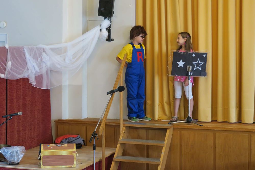 Robinson-Musical: Robinson und Tina mit dem Zauberbuch auf dem Dachboden (Quelle: Jochen Arnold) Robinson-Musical: Robinson und Tina mit dem Zauberbuch auf dem Dachboden (Quelle: Jochen Arnold)