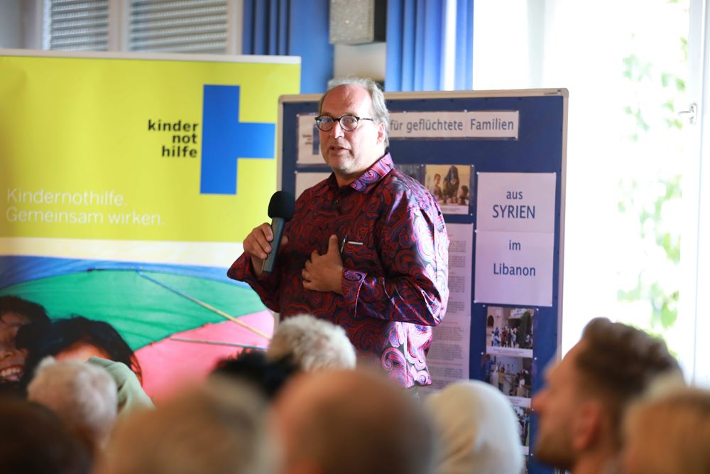 Kindernothilfe-Vorstand Jürgen Borchardt gratuliert dem Freundeskreis zum Jubiläum (Quelle: Ralf Krämer)