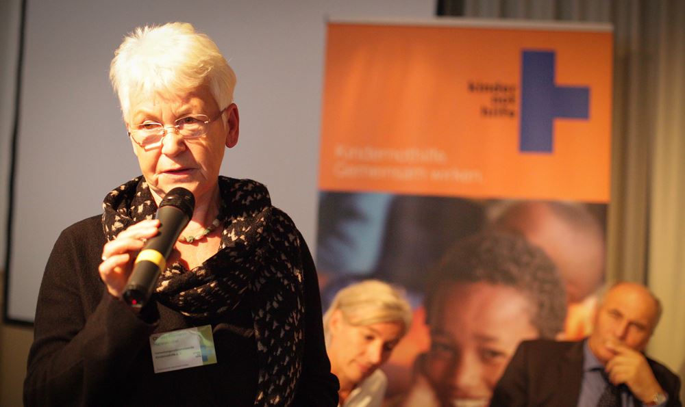 Christel Riemann-Hanewinckel 2015 bei der Fachkonferenz "Frühkindliche Bildung" in der Kalkscheune (Berlin) (Quelle: Bastian Strauch) Christel Riemann-Hanewinckel 2015 bei einer Kindernothilfe-Fachtagung zu frühkindlicher Bildung (Quelle: Bastian Strauch)