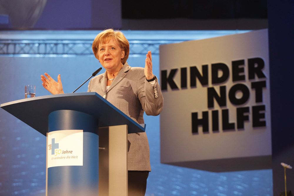 Bundeskanzlerin Angela Merkel bei der Jubiläumsgala zu 50 Jahren Kindernothilfe in der Duisburger Mercatorhalle (Quelle: Frank Peterschröder) Bundeskanzlerin Angela Merkel bei der Jubiläumsgala zu 50 Jahren Kindernothilfe in der Duisburger Mercatorhalle (Quelle: Frank Peterschröder)