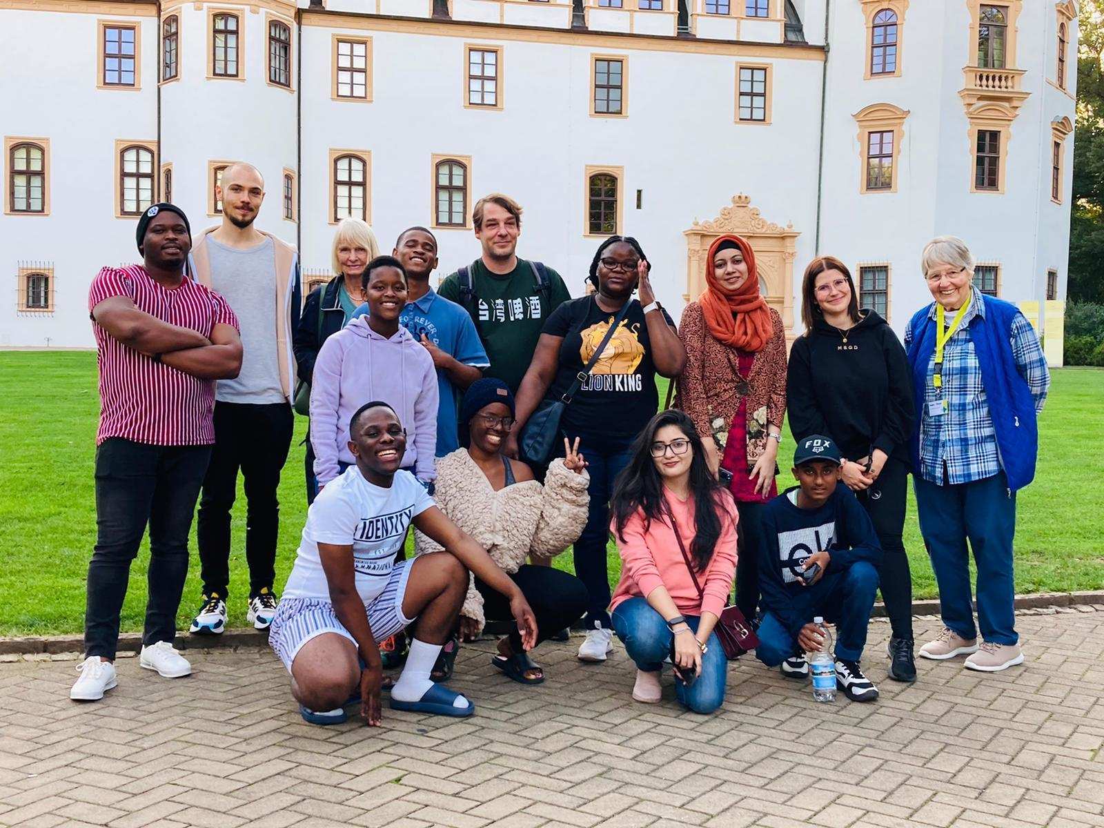 Gruppenbild der Jugendlichen aus Pakistan und Südafrika