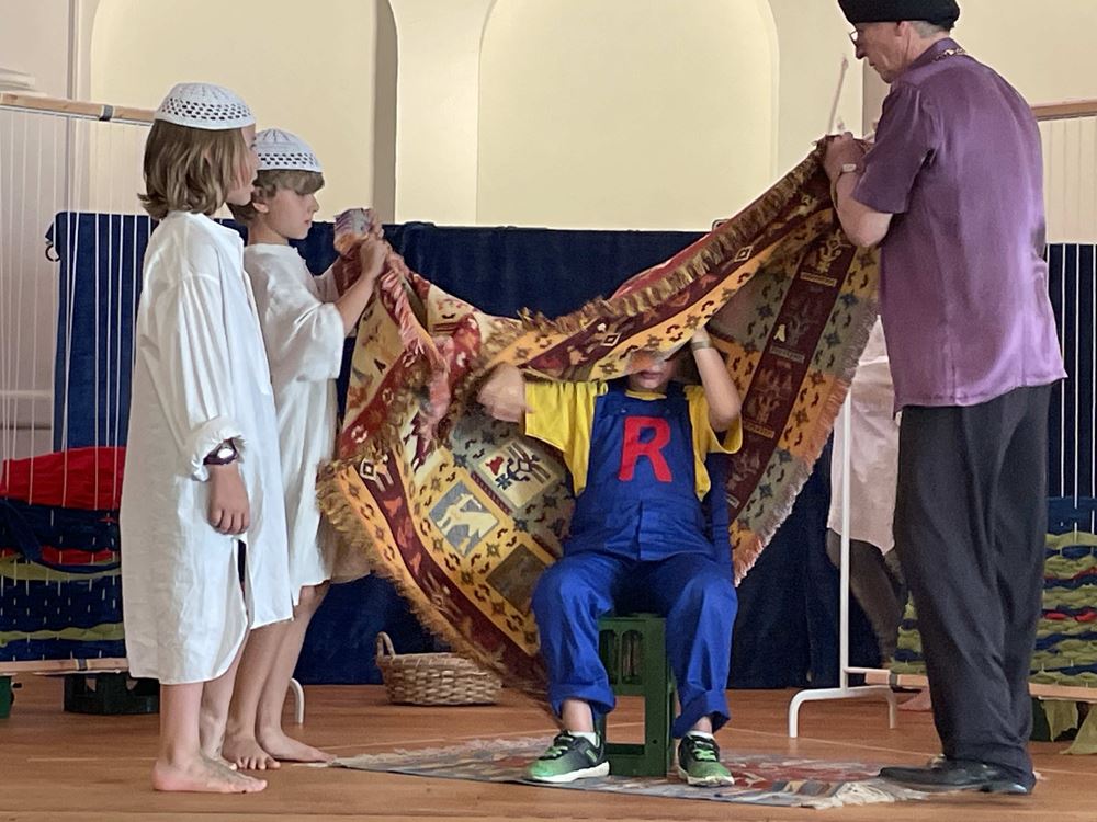 Der Aufseher entdeckt Robinson, den die Kinder unter einem Teppich versteckt hatten (Quelle: Magdalene Preis) Der Aufseher entdeckt Robinson, den die Kinder unter einem Teppich versteckt hatten (Quelle: Margarete Preis)