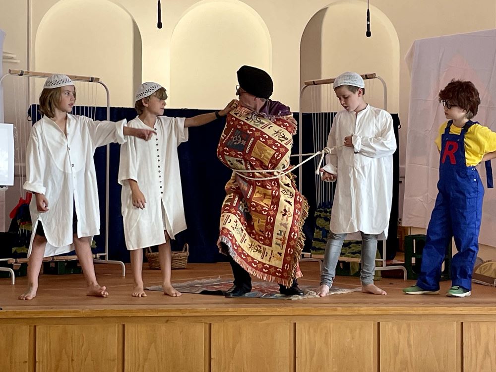 Es gelingt den Kindern, den Aufseher zu fesseln (Quelle: Magdalene Preis) Es gelingt den Kindern, den Aufseher zu fesseln (Quelle: Margarete Preis)