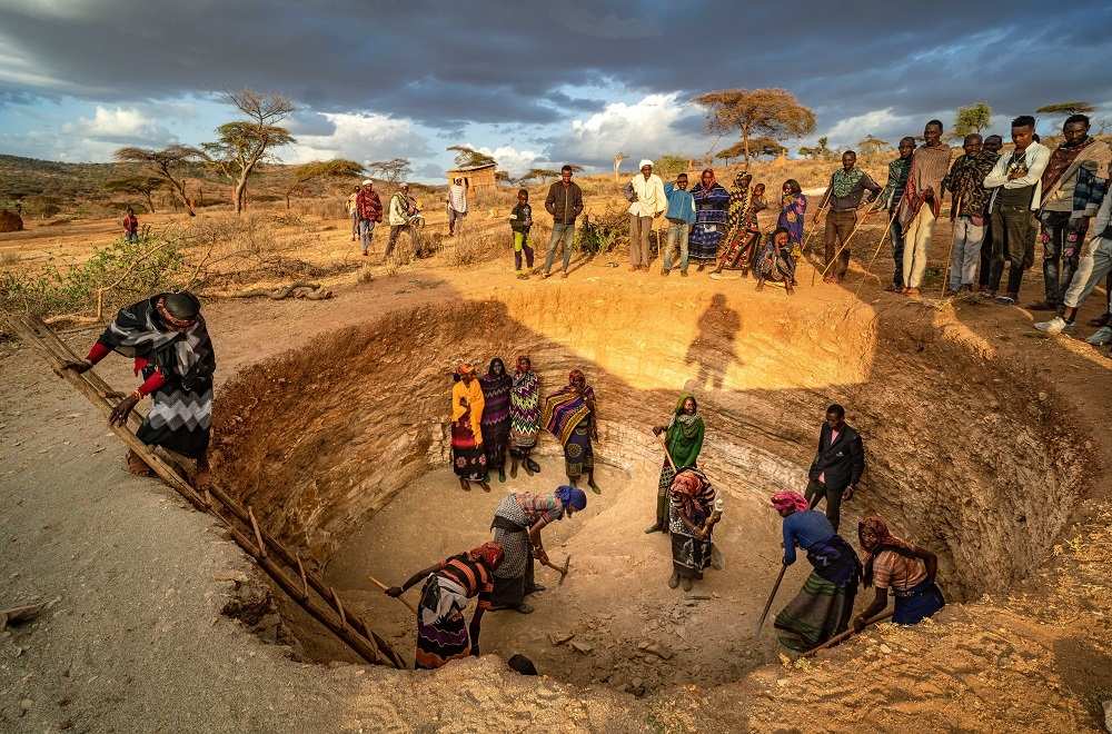 Äthiopien: Die Frauenselbsthilfegruppe hat ein tiefes Wasserloch gegraben (Quelle: Jakob Studnar)