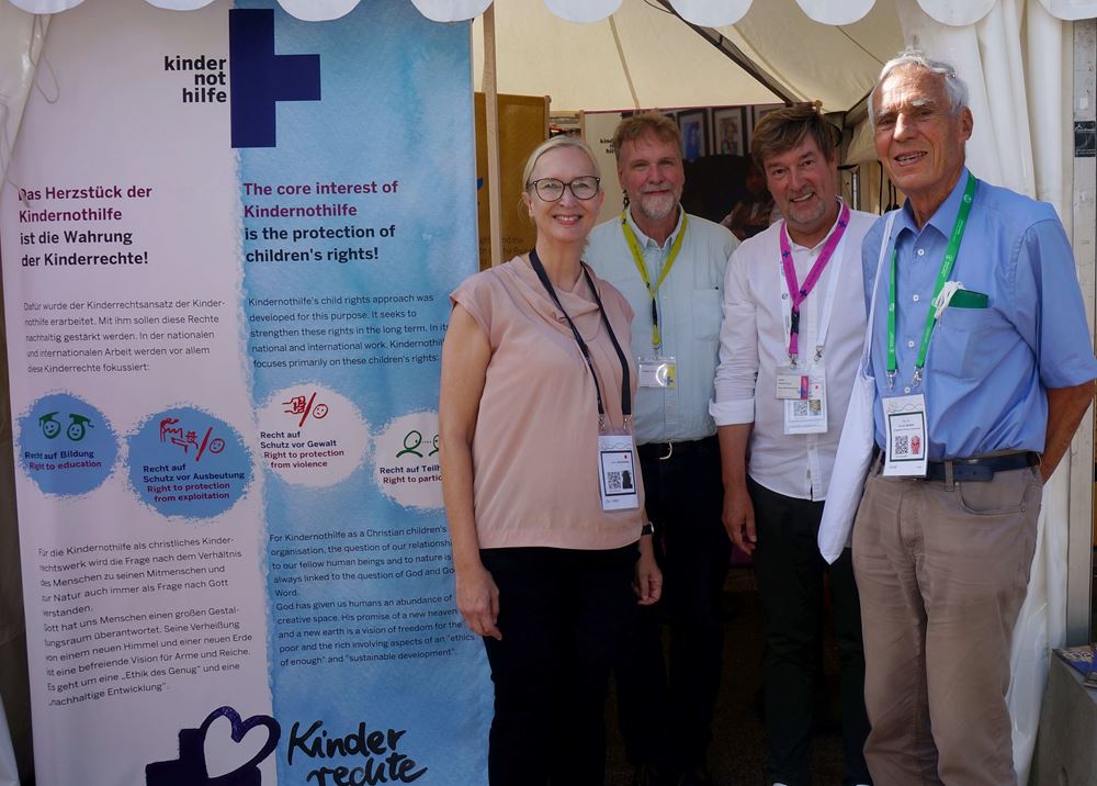 Kindernothlife-Vorstandsvorsitzende Katrin Weidemann, Jürgen Schübelin, Pastor Dietmar Boos und Konrad Raiser, ehemaliger Generalsekretär des ÖRK. Quelle: Dietmar Boos Kindernothlife-Vorstandsvorsitzende Katrin Weidemann, Jürgen Schübelin, Pastor Dietmar Boos und Konrad Raiser, ehemaliger Generalsekretär des ÖRK. Quelle: Dietmar Boos