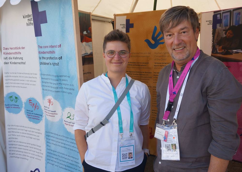 Anna-Nicole Heinrich, Präses der EKD mit Dietmar Boos auf der 11. Vollversammlung des Ökumenischen Rates der Kirchen (ÖRK) 2022 in Karlsruhe (Quelle: Dietmar Boos) Anna-Nicole Heinrich, Präses der EKD mit Dietmar Boos auf der 11. Vollversammlung des Ökumenischen Rates der Kirchen (ÖRK) 2022 in Karlsruhe (Quelle: Dietmar Boos)