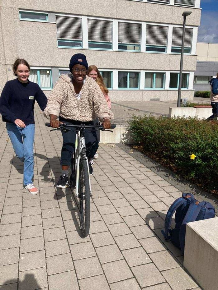 Ein Mädchen aus Südafrika lernt Fahrradfahren Foto: Annika Wenzel