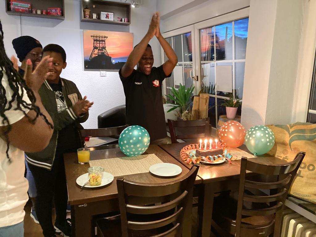 Jugendliche feiern Geburtstag Foto: Annika Wenzel