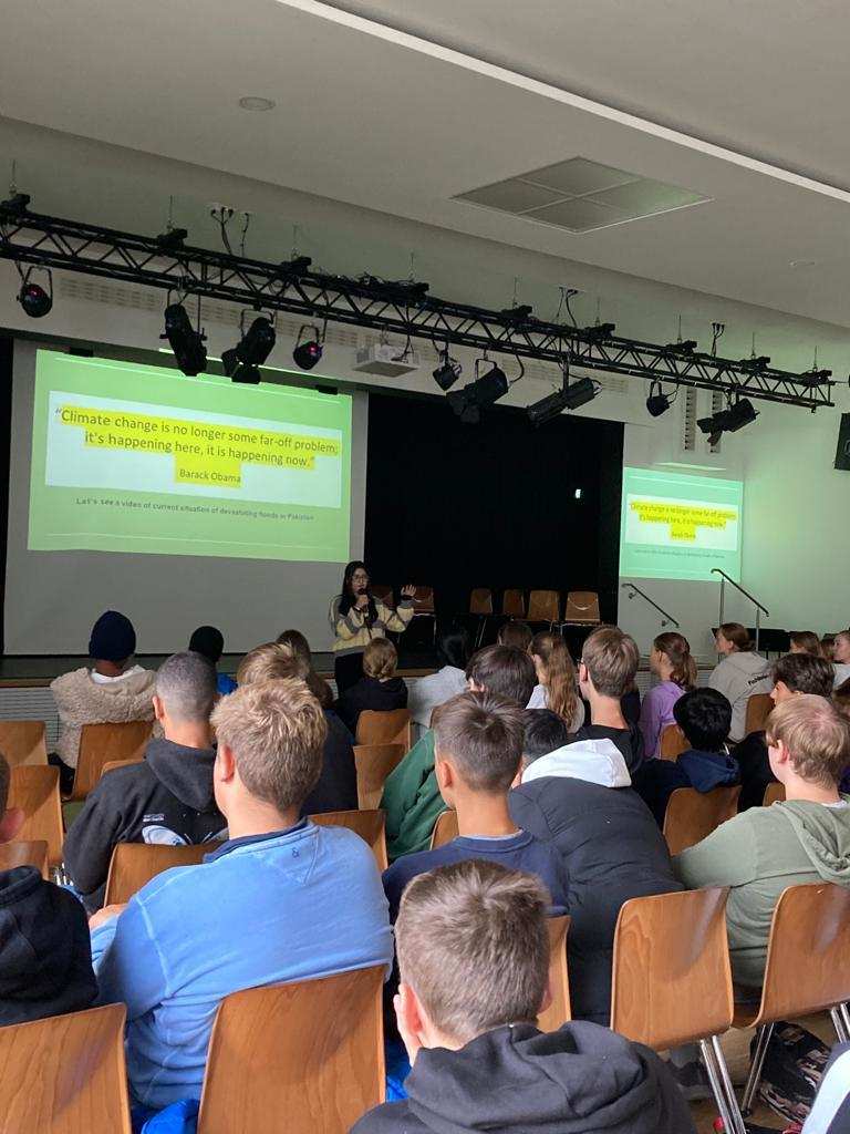 Jugendliche berichten anderen Schülerinnen und Schülern von den Folgen der Klimakrise Foto: Annika Wenzel