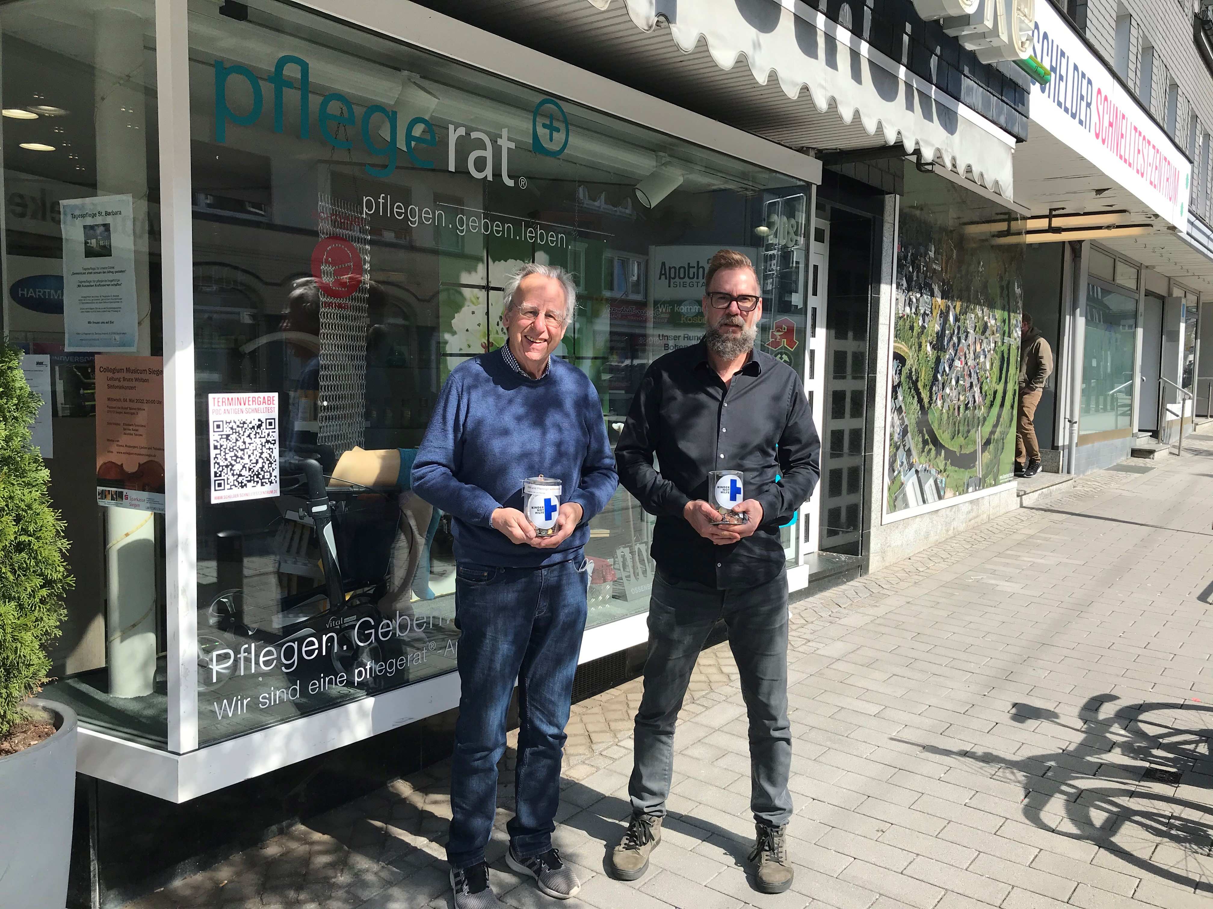 Wolfgang Hobinka und Henning Schweisfurth vor der Glück-Auf-Apotheke (Quelle: privat)