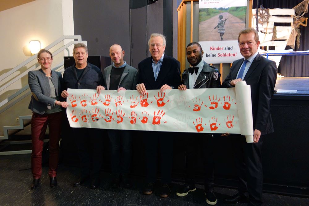 Red Hand Day am Gymnasium Am Löhrtor : Wolfgang Hobinka (Mitte) mit Bürgermeister Steffen Mues, dem Bundestagsabgeordneten Willi Brase, Schulleiter Dr. Reiner Berg und dem ehemaligen Kindersoldaten Michael Davis. Red Hand Day am Gymnasium Am Löhrtor : Wolfgang Hobinka (Mitte) mit Bürgermeister Steffen Mues, dem Bundestagsabgeordneten Willi Brase, Schulleiter Dr. Reiner Berg und dem ehemaligen Kindersoldaten Michael Davis.