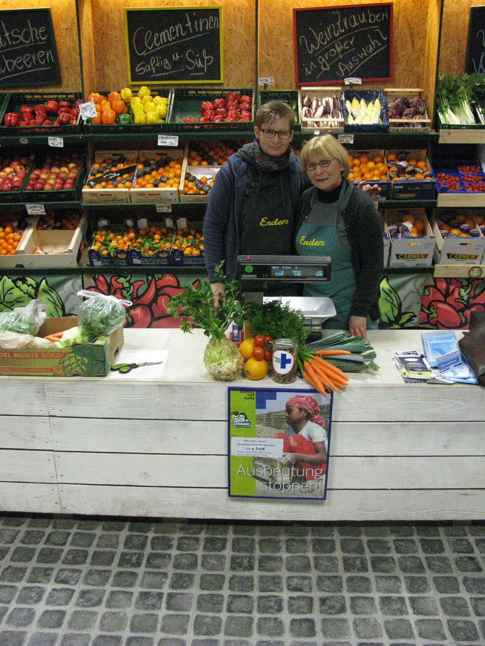 Spendendose im Geschäft der Firma Enders: Mitinhaberin Enders mit einer Verkäuferin (Quelle: privat) Spendendose im Geschäft der Firma Enders: Mitinhaberin Enders mit einer Verkäuferin (Quelle: privat)